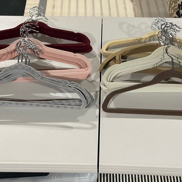 50 Felt Grip Hangers - Picture 5 of 5